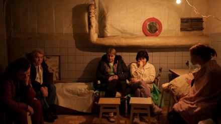 Krankenhauspersonal sitzt während eines Luftangriffsalarms in einem Keller, der als Luftschutzbunker genutzt wird, nordöstlich von Kiew. 
