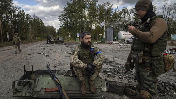 Ukrainische Soldaten in der kürzlich zurückeroberten Stadt Lyman, Ukraine.