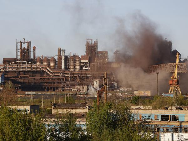 Rauch steigt während des Beschusses aus dem Stahlwerk Azovstal in Mariupol auf.
