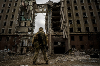 Der ukrainische Präsident Selenskyj bei einem Besuch in der vom Krieg zerstörten Stadt Mykolajiw Mitte Juni.