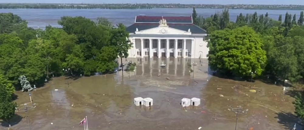 Der zentrale Platz von Nowa Kachowka ist durch den Staudammbruch überflutet. 