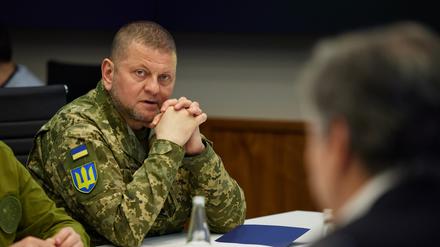 Der Oberkommandierende der ukrainischen Streitkräfte, Walerij Saluschnyj, nimmt an einem Treffen mit US-Außenminister Blinken, US-Verteidigungsminister Austin und dem ukrainischen Präsidenten Selenskyj in Kiew teil. 