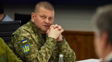 Der Oberkommandierende der ukrainischen Streitkräfte, Waleryj Saluschnyj, nimmt an einem Treffen mit US-Außenminister Blinken, US-Verteidigungsminister Austin und dem ukrainischen Präsidenten Selenskyj in Kiew teil.