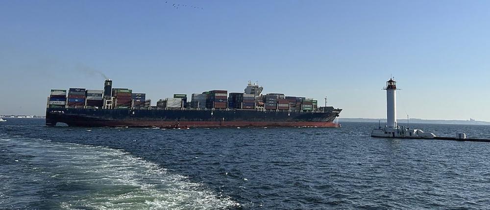Auf diesem Foto, das von der Pressestelle des ukrainischen Infrastrukturministeriums zur Verfügung gestellt wurde, verlässt das unter der Fahne Hongkongs fahrende Containerschiff „Joseph Schulte“ den Hafen von Odessa.