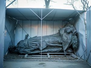 Symbol des Aufbegehrens. Eine abgebaute Statue von Katharina der Großen, der ehemaligen Kaiserin von Russland, in einer Wellblechhütte vor dem Fine Art Museum der ukrainischen Hafenstadt Odessa. 