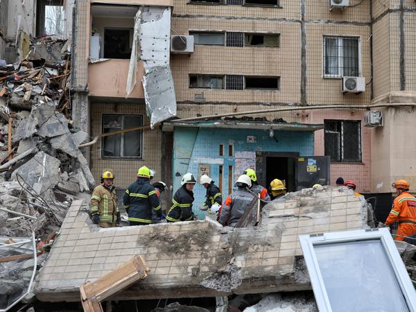 Rettungskräfte beseitigen in Odessa die Trümmer eines zerstörten Wohnhauses.