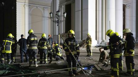 Feuerwehrleute bauen ein Zelt vor der Verklärungskathedrale von Odessa auf, nachdem die Kirche durch russische Raketenangriffe schwer beschädigt wurde. 