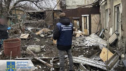 Dieses von der regionalen Staatsanwaltschaft von Donezk zur Verfügung gestellte Foto zeigt einen Staatsanwalt für Kriegsverbrechen bei der Inspektion von Trümmern nach einem Beschuss. 