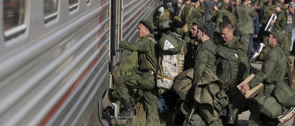 Russische Rekruten steigen auf einem Bahnhof in der russischen Region Wolgograd in einen Zug.