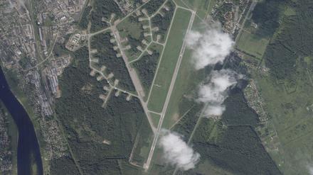 Dieses Satellitenfoto von Planet Labs PBC zeigt die doppelte militärische und zivile Nutzung des internationalen Flughafens Princess Olga Pskow. 