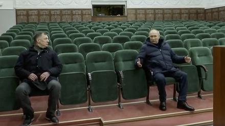 Der russische Präsident Wladimir Putin und Marat Khusnullin beichtigen am 19. März das Mariupol-Theater.