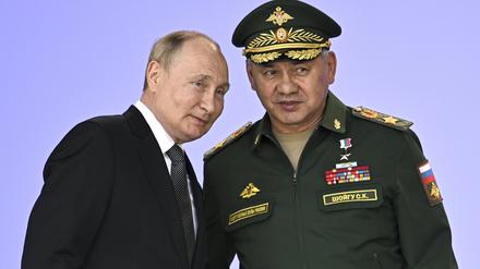 Russlands Präsident Wladimir Putin und Verteidigungsminister Sergej Schoigu.