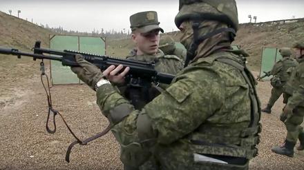 Russische Rekruten nehmen an einem militärischen Training im Patriot-Park außerhalb Moskaus teil.