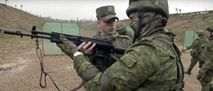 Russische Rekruten nehmen an einem militärischen Training im Patriot-Park außerhalb Moskaus teil.