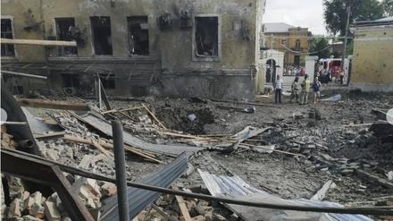 28.07.2023, Russland, Taganrog: Blick auf den Ort einer Explosion. In der südrussischen Großstadt Taganrog sind nach Behördenangaben durch einen Raketeneinschlag mehr als ein Dutzend Menschen verletzt worden. 