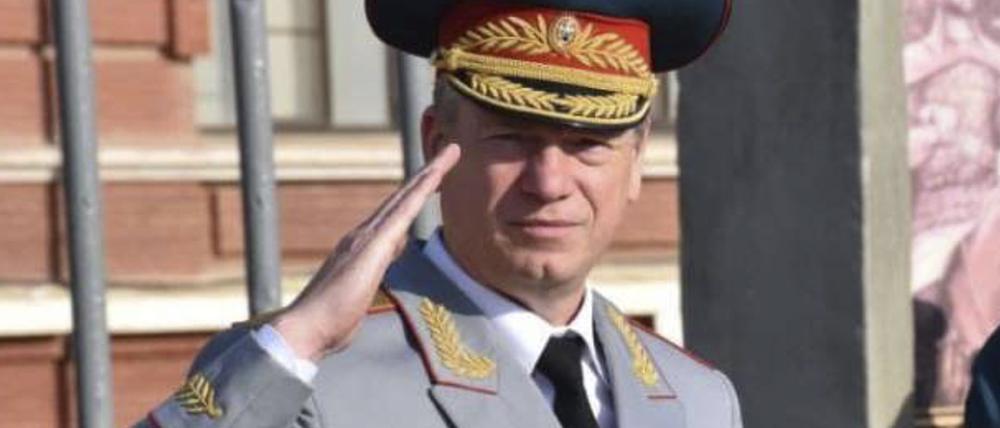 Generalleutnant Juri Kusnetzow während einer Militärparade in einer russischen Militärakademie