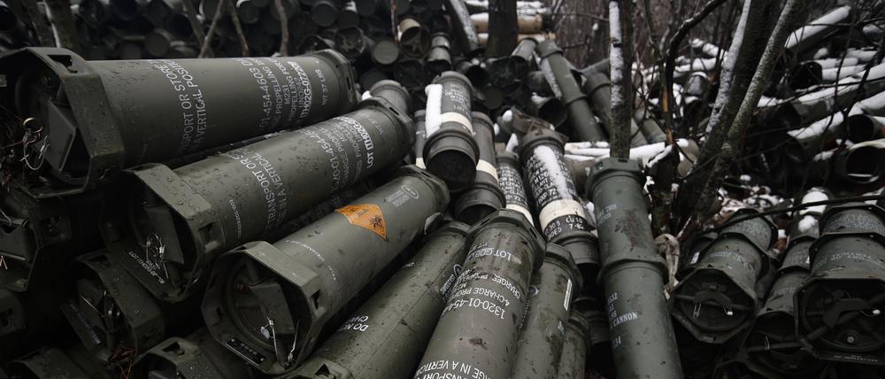 Artilleriemunition der ukrainischen Armee wird an der Frontlinie an einem ungenannten Ort in der Region Donezk gelagert.