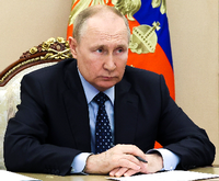 Das von der staatlichen russischen Nachrichtenagentur Sputnik über AP veröffentlichte Bild zeigt Wladimir Putin (links), Präsident von Russland, wie er sich den Bericht von Sergej Schoigu, Verteidigungsminister von Russland, während ihres Treffens im Kreml anhört.