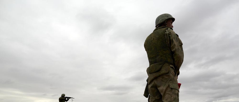 Rekruten schießen auf einem Schießplatz während einer militärischen Trainingseinheit. (Symbolbild)