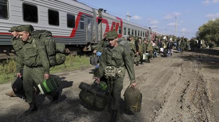 Russland schickt Hunderttausende zwangsrekrutierte Soldaten in den Krieg gegen die Ukraine. 