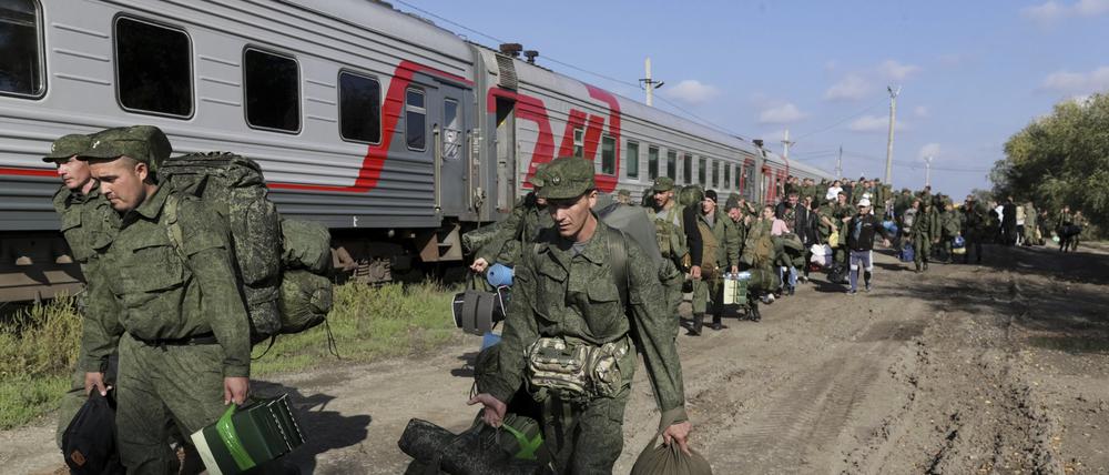 Russische Rekruten gehen auf einem Bahnhof in Prudboi in der Region Wolgograd zum Zug.  