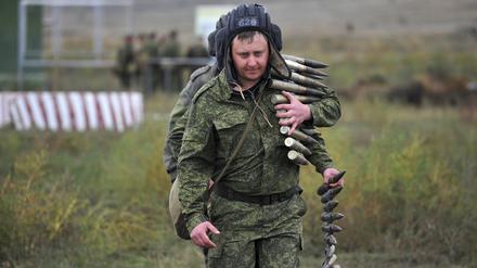 Rekruten tragen Munition während einer militärischen Trainingseinheit auf einem Schießplatz im Süden Russlands.