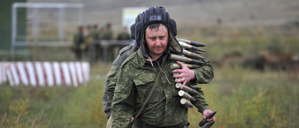 Rekruten tragen Munition während einer militärischen Trainingseinheit auf einem Schießplatz im Süden Russlands.