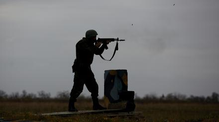 Ein russischer Rekrut übt auf einem Schießplatz während einer militärischen Trainingseinheit.