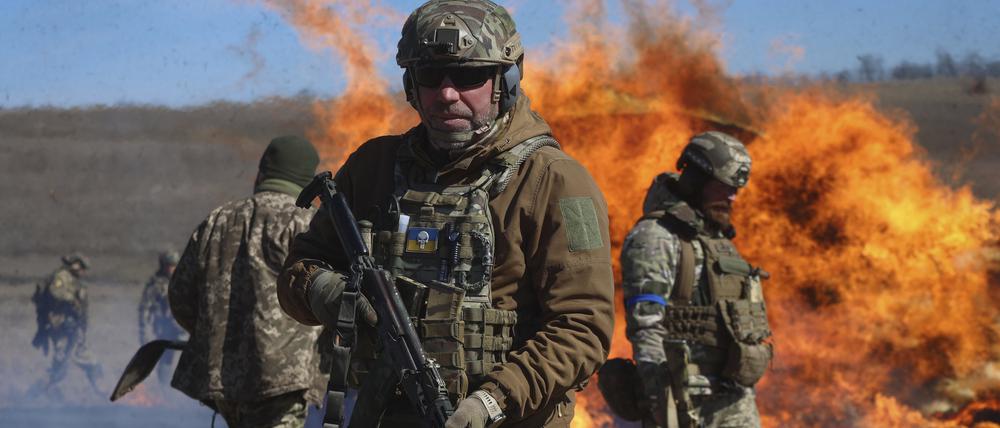 Ukraine, Saporischja: Soldaten einer Territorialverteidigungsbrigade nehmen an militärischen Übungen auf einem Übungsplatz in der Region Saporischschja teil.
