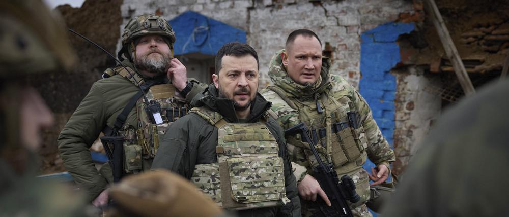 Auf diesem vom Pressebüro des ukrainischen Präsidenten via AP zur Verfügung gestellten Foto ist Wolodymyr Selenskyj (M), Präsident der Ukraine, während seines Besuchs in der Region Saporischschja zu sehen, die zuletzt Schauplatz heftiger Kämpfe mit den russischen Truppen war. 