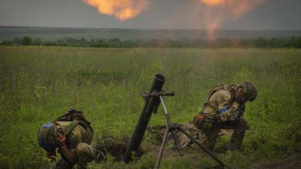 24.06.2023, Ukraine, Saporischschja: Ukrainische Soldaten feuern auf russische Stellungen an der Frontlinie. Foto: Efrem Lukatsky/AP/dpa +++ dpa-Bildfunk +++