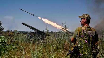 Soldaten einer separaten Brigade der Territorialen Verteidigung aus Dnipro feuern aus einem mobilen Partizan-Raketenwerfer in der Region Saporischschja im Südosten der Ukraine auf russische Stellungen. 