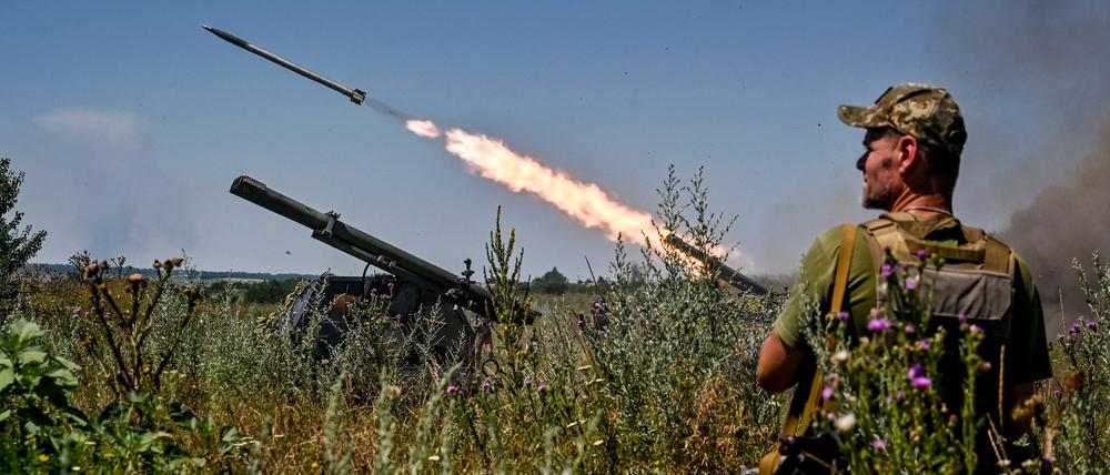 Soldaten einer separaten Brigade der Territorialen Verteidigung aus Dnipro feuern aus einem mobilen Partizan-Raketenwerfer in der Region Saporischschja im Südosten der Ukraine auf russische Stellungen. 