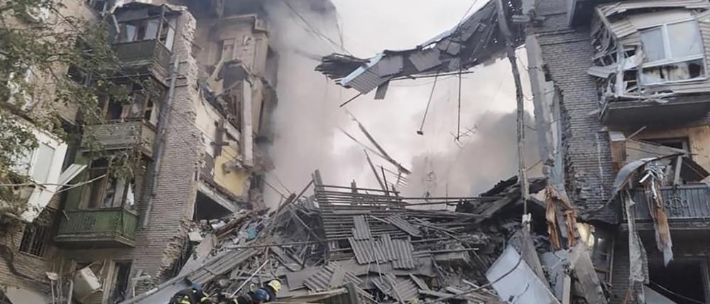 Ein zerstörtes Hochhaus in Saporischschja
