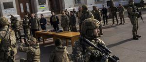 Soldaten bei einem Besuch des ukrainischen Präsidenten in Cherson.