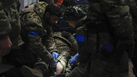  Ukrainische Soldaten leisten einem verwundeten Soldaten Erste Hilfe in einem Unterschlupf in Soldedar, wo gerade heftige Kämpfe stattfinden mit den russischen Truppen.
