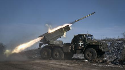Ein Grad-Mehrfachraketenwerfer der ukrainischen Armee feuert Raketen auf russische Stellungen an der Frontlinie. 