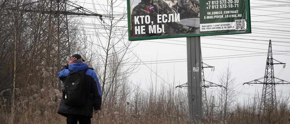 Ein Mann geht in St. Petersburg an einer Rekrutierungsanzeige für die Armee mit der Aufschrift «Wer, wenn nicht wir» vorbei. 