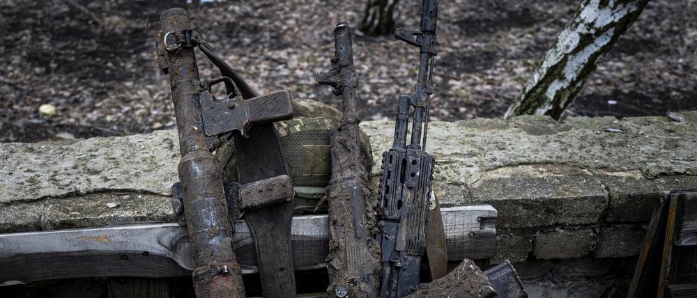 Schlammverschmierte Gewehre ukrainischer Soldaten