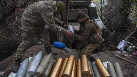 Ukrainische Soldaten bereiten Haubitzengranaten vor.  