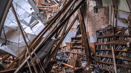 Zerbombte Kulturstätte: Eine von russischen Luftangriffen zerstörte Bibliothek in der Großstadt Tschernihiw, Ukraine.
