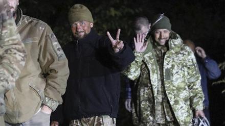 Auf diesem Bild der Pressestelle des ukrainischen Sicherheitsdienstes lächeln ukrainische Soldaten, die im Rahmen eines Gefangenenaustauschs zwischen Russland und der Ukraine freigelassen wurden.