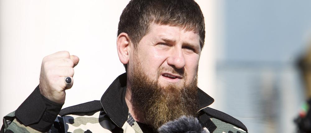 Ramsan Kadyrow, Machthaber der russischen Provinz Tschetschenien, spricht vor etwa 10.000 Soldaten in der tschetschenischen Regionalhauptstadt (Archivbild vom 29.03.2022).