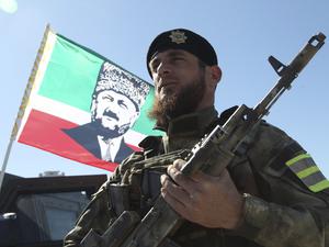 Ein Soldat hört zu, als Kadyrow, Anführer der russischen Provinz Tschetschenien, in der tschetschenischen Regionalhauptstadt Grosny zu etwa 10.000 Soldaten spricht. 