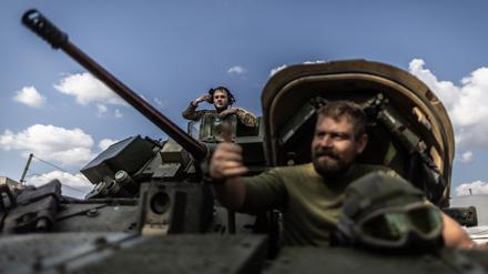 Ukrainische Soldaten gestikulieren auf ihrem Bradley Fighting Vehicle (BFV) in der Frontstadt Orichiw.