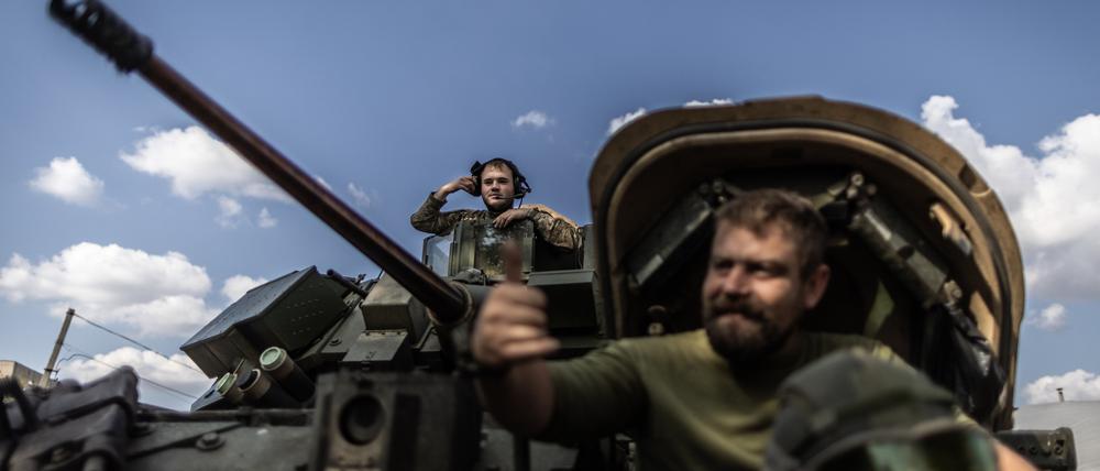 Ukrainische Soldaten gestikulieren auf ihrem Bradley Fighting Vehicle (BFV) in der Frontstadt Orichiw.