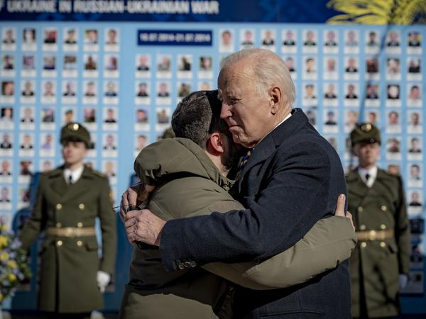 Joe Biden ve Volodymyr Zelensky, Şubat ayında Kiev'de Ukrayna'nın Düşmüş Savunucuları için Anıt Duvarında.
