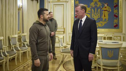 Wolodymyr Selenskyj (l), Präsident der Ukraine, und Jake Sullivan, Nationaler Sicherheitsberater der USA, bei einem Treffen in Kiew.