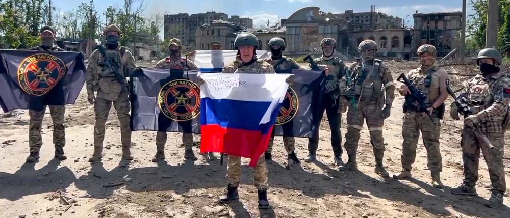 Jewgeni Prigoschin, der mittlerweile umgekommene Chef des Militärunternehmens Wagner Group, mit einer russischen Nationalfahne in der Hand vor seinen Soldaten (Archivbild).