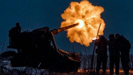 Ukrainische Soldaten feuern eine Pion (M-1975) Kanonenhaubitze auf russische Stellungen in der Nähe von Bachmut. 
